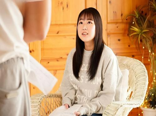 Gadis bergigi tegar itu mencoba dipijat dan kemudian