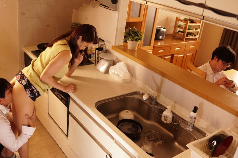 JUQ-225 Qua nhà bạn ở nhờ hốt luôn ngời mẹ độc thân của bạn