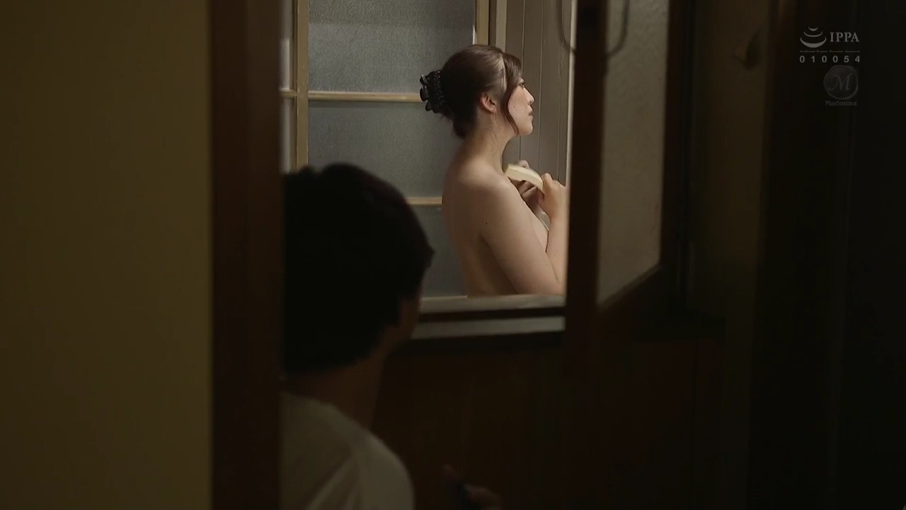 Her husband's stepchild secretly watched her stepmother take a bath in the middle of the night