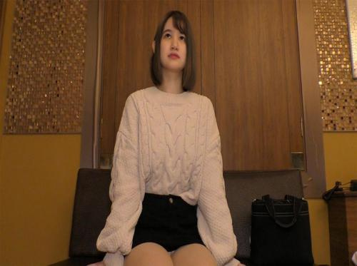 Adiwira bertopeng melihat seorang gadis industri yang cantik tetapi agak naif
