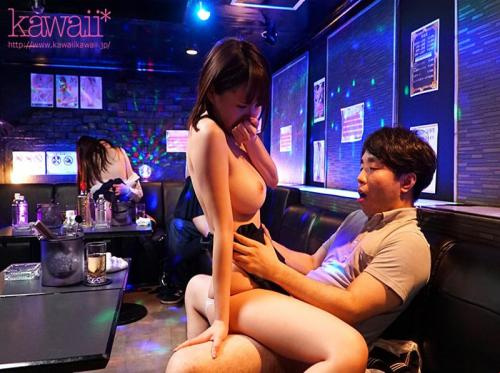 Een mooi meisje neuken in een bar