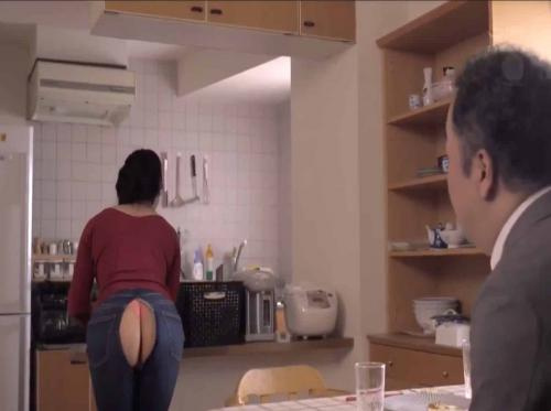 Pantaloni strappati e ragazza lussuriosa