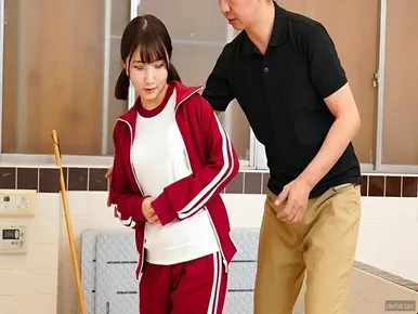 여학생은 연습 후 선생님에게 마사지를 받았습니다